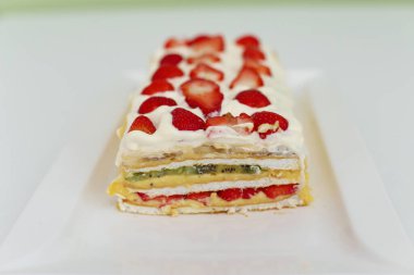 Çilekli ferahlatıcı kremalı meyveli pasta.