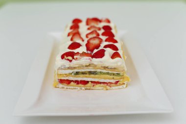 Çilekli ferahlatıcı kremalı meyveli pasta.