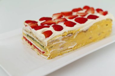 Çilekli ferahlatıcı kremalı meyveli pasta.