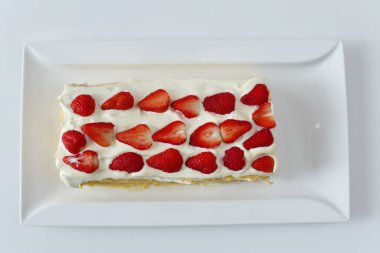 Çilekli ferahlatıcı kremalı meyveli pasta.