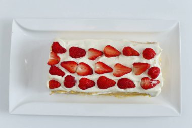 Çilekli ferahlatıcı kremalı meyveli pasta.