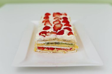 Çilekli ferahlatıcı kremalı meyveli pasta.