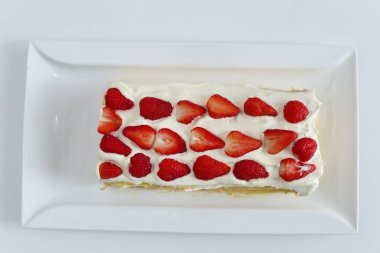 Çilekli ferahlatıcı kremalı meyveli pasta.