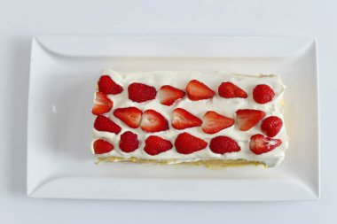 Çilekli ferahlatıcı kremalı meyveli pasta.