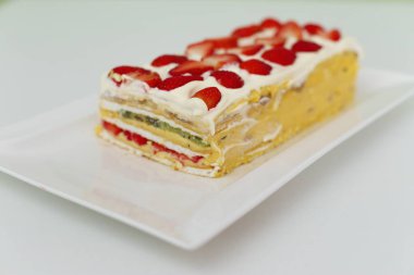 Çilekli ferahlatıcı kremalı meyveli pasta.