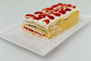 Çilekli ferahlatıcı kremalı meyveli pasta.