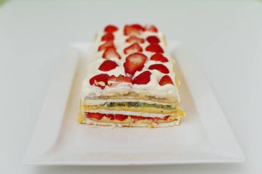 Çilekli ferahlatıcı kremalı meyveli pasta.