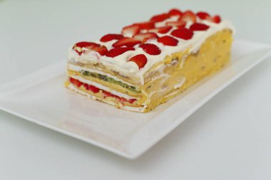 Çilekli ferahlatıcı kremalı meyveli pasta.