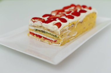 Çilekli ferahlatıcı kremalı meyveli pasta.