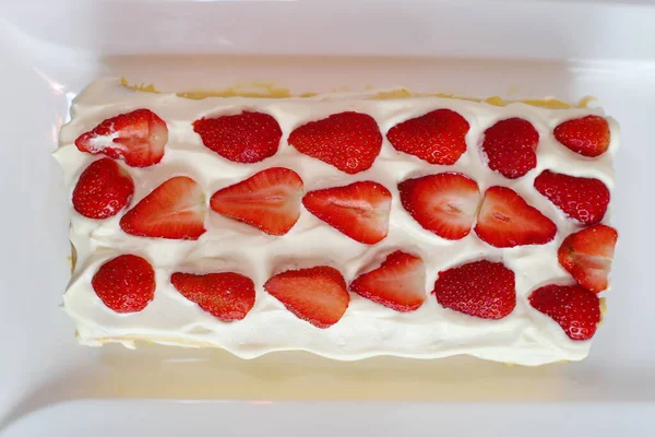 Çilekli ferahlatıcı kremalı meyveli pasta.