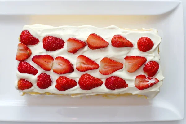 Çilekli ferahlatıcı kremalı meyveli pasta.