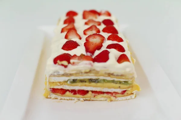 Refreshing Creamy Fruit Cake Strawberries — Foto de Stock