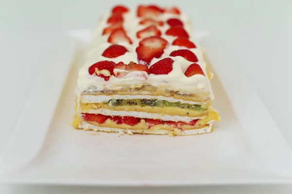 Refreshing Creamy Fruit Cake Strawberries — Foto de Stock