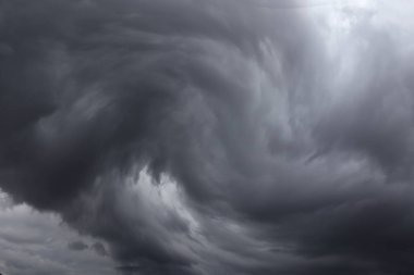 Kara gökyüzü ve yağmur bulutları