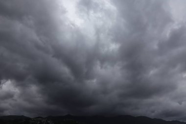 Kara gökyüzü ve yağmur bulutları