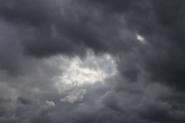 Kara gökyüzü ve yağmur bulutları