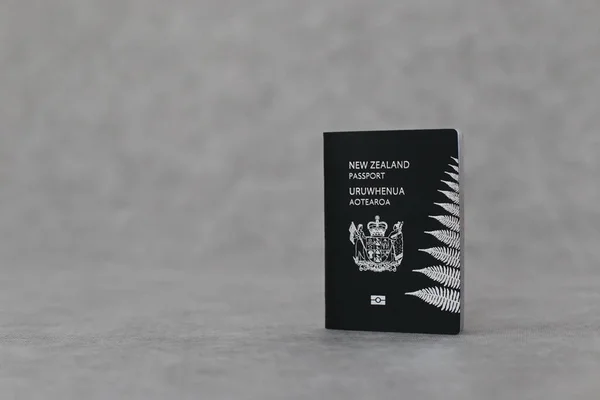 グレーの背景にニュージーランドのパスポート — ストック写真