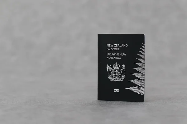 Pasaporte Nueva Zelanda Sobre Fondo Gris — Foto de Stock