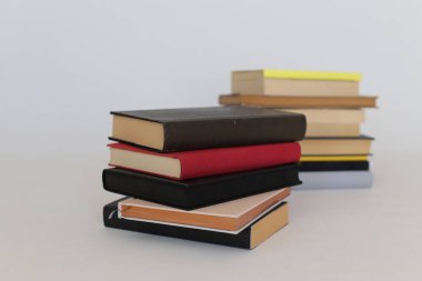 Beyaz üzerine kitap yığını