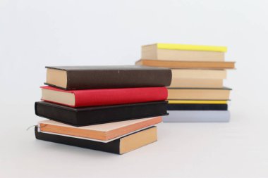 Beyaz üzerine kitap yığını