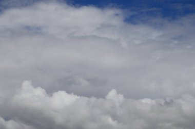 Beyaz bulutlu mavi gökyüzü