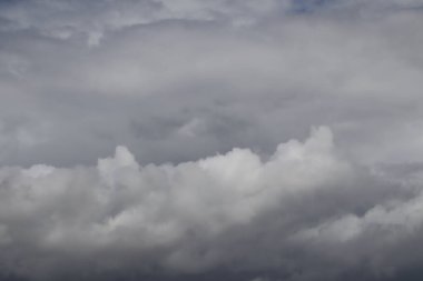 Beyaz bulutlu mavi gökyüzü