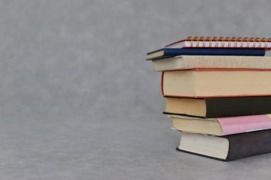 Gri arkaplan üzerine kitap yığını