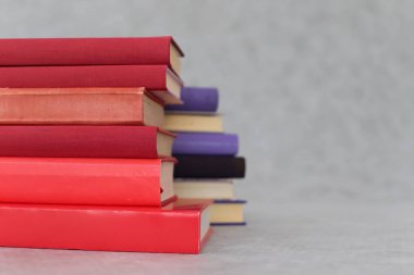 Gri arkaplan üzerine kitap yığını