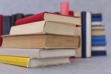 Gri arkaplan üzerine kitap yığını
