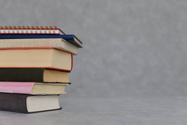 Gri arkaplan üzerine kitap yığını