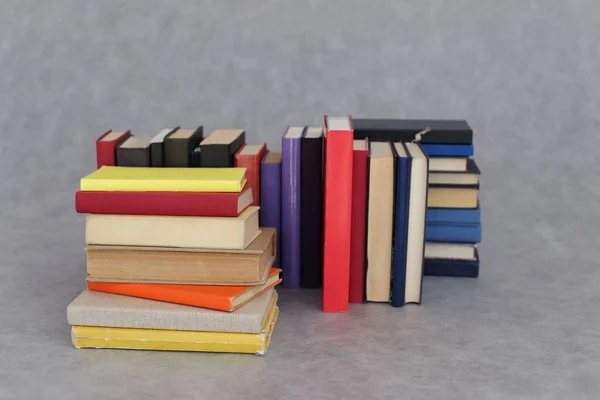 Stapel Von Büchern Auf Grauem Hintergrund — Stockfoto
