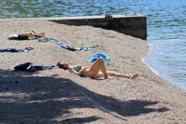 Makarska, Hırvatistan, 1 Mayıs 2022 Turistler Makarska sahillerindeki uluslararası çalışmaların keyfini çıkarıyorlar