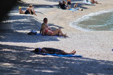 Makarska, Hırvatistan, 1 Mayıs 2022 Turistler Makarska sahillerindeki uluslararası çalışmaların keyfini çıkarıyorlar