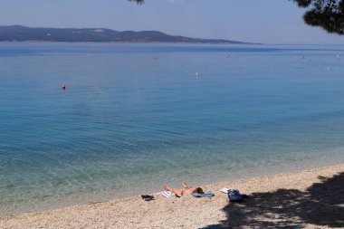 Makarska, Hırvatistan, 1 Mayıs 2022 Turistler Makarska sahillerindeki uluslararası çalışmaların keyfini çıkarıyorlar