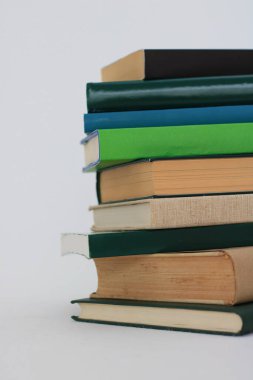 beyaz zemin üzerine yeşil kitap