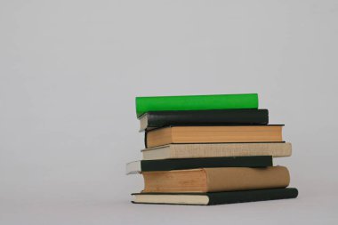 beyaz zemin üzerine yeşil kitap