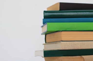 beyaz zemin üzerine yeşil kitap