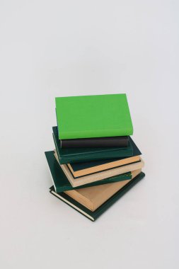 beyaz zemin üzerine yeşil kitap