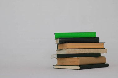 beyaz zemin üzerine yeşil kitap