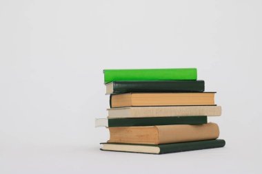 beyaz zemin üzerine yeşil kitap