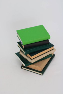 beyaz zemin üzerine yeşil kitap