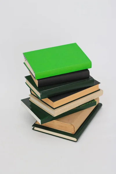 Libros Verdes Sobre Fondo Blanco — Foto de Stock