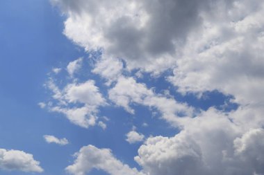 Bulutlu mavi gökyüzü