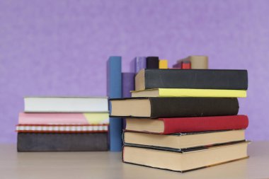 Mor zemin üzerine kitap yığını