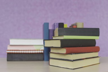 Mor zemin üzerine kitap yığını