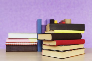 Mor zemin üzerine kitap yığını