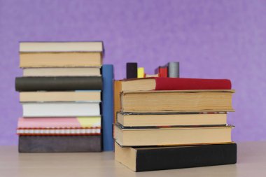 Mor zemin üzerine kitap yığını