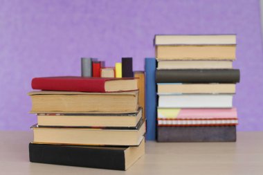 Mor zemin üzerine kitap yığını