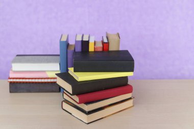 Mor zemin üzerine kitap yığını