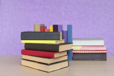 Mor zemin üzerine kitap yığını